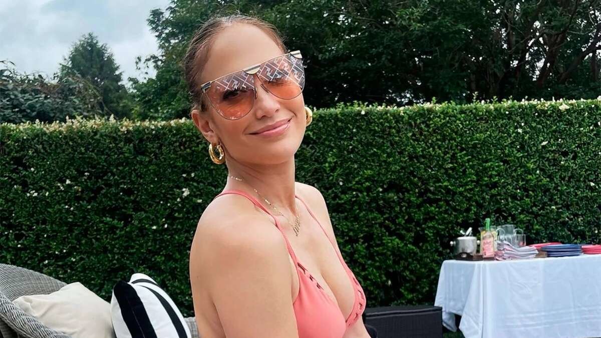 53-летняя Дженнифер Лопес показала фигуру в откровенном купальнике.Спорт-Экспресс