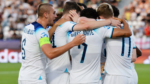 Los jugadores de Inglaterra celebran un gol contra España.