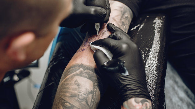 Как татуировки влияют на организм женщин