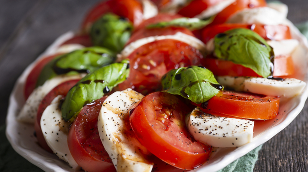 калорийность салата из огурцов и помидоров с оливковым маслом и зеленью | Дзен