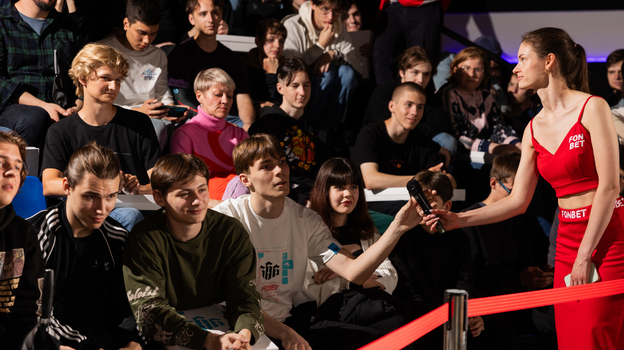 толпа фанатов в очереди на автограф-сессию киберспортсменов