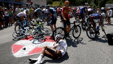 Велогонщики после завала во время гонки «Тур де Франс»