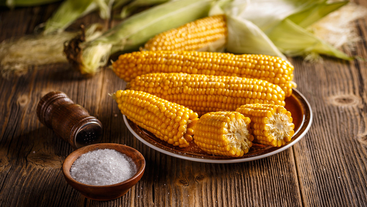 Как и сколько варить кукурузу в кастрюле