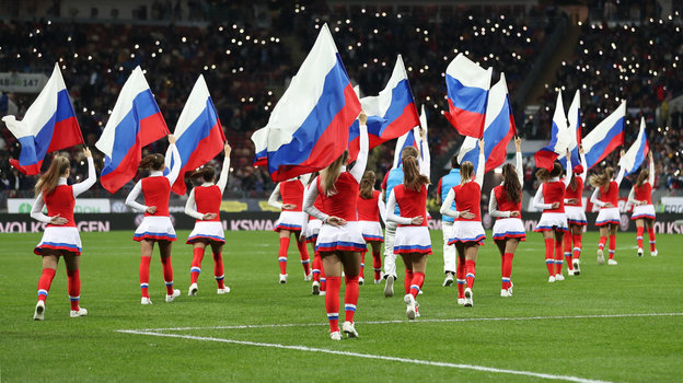 Чирлидеры с российскими флагами на стадионе