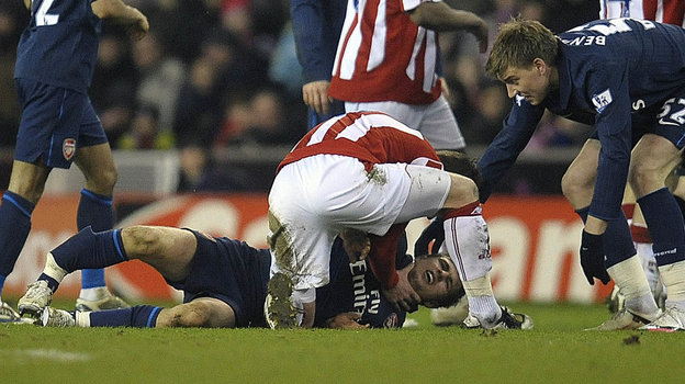 Страшный перелом ноги Аарона Рэмзи после столкновения с Райаном Шоукроссом