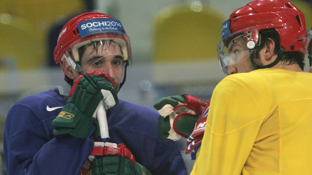 Хоккеисты Данис Зарипов и Александр Овечкин.