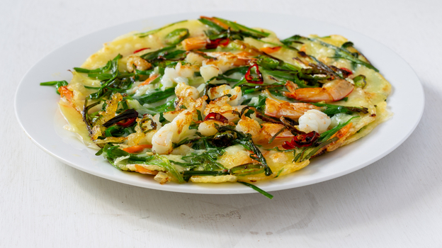 Рецепты от Ольги Красько: салат с креветками, щи с грибами и яблоки в тесте