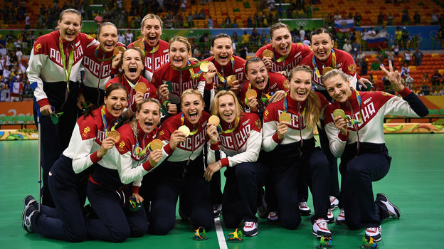 Гандболистки сборной России с золотыми олимпийскими медалями