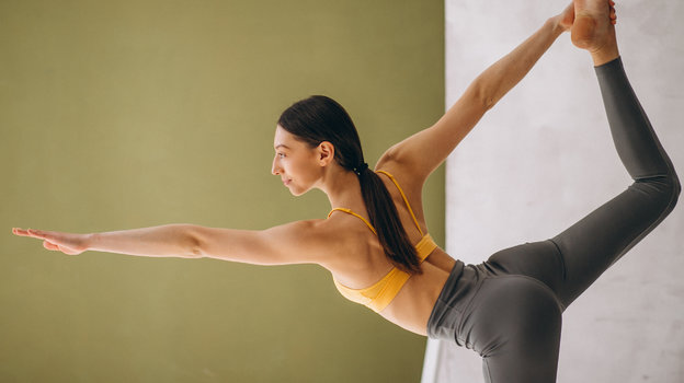 Позы йоги для начинающих: как правильно делать асаны, разминку и растяжку, с чего начать изучение