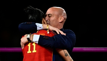 Скандал с поцелуем испанской футболистки не так прост. Кто больше всех выиграет от отставки президента Рубиалеса
