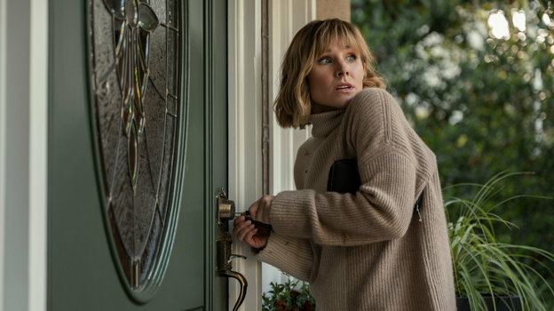 Лучшие сериалы Нетфликс 2022: Женщина в доме напротив девушки в окне. Кадр из сериала «Женщина в доме напротив девушки в окне»