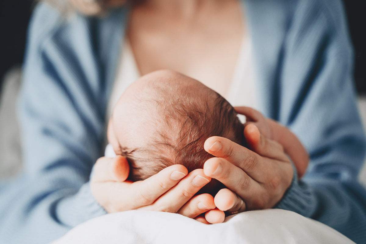 Почему новорожденный краснеет и тужится – как помочь малышу 👶🏼 | Сосед-Домосед | Дзен