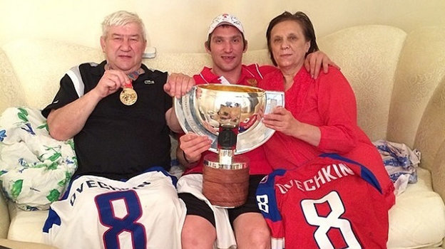 Александр Овечкин с родителями после победы на молодежном чемпионате мира