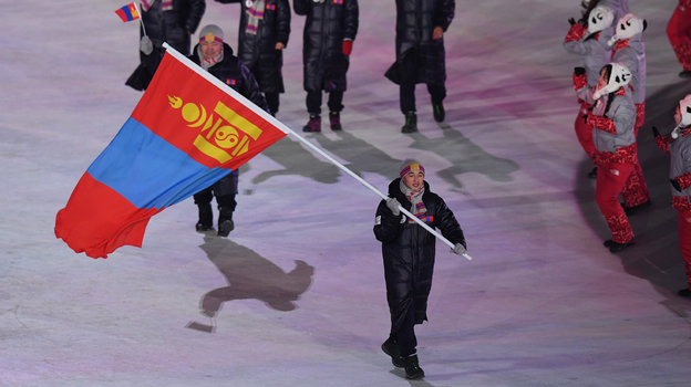 Лыжник Ачбадрах Батмунх с флагом Монголии на церемонии открытия Олимпийских игр-2018