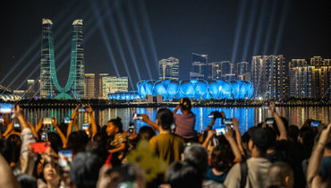 Зрители перед началом Азиатских игр в Ханчжоу