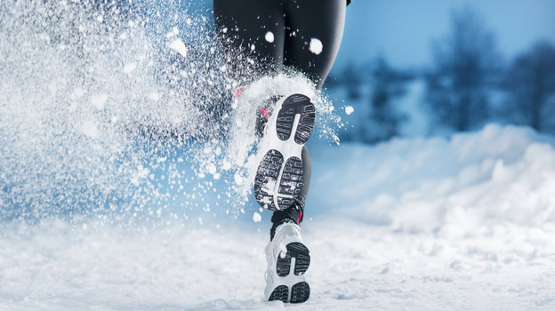Кроссовки бегуна в снегу.