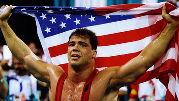 Борец Курт Энгл празднует победу на Олимпиаде-1996 в Атланте.