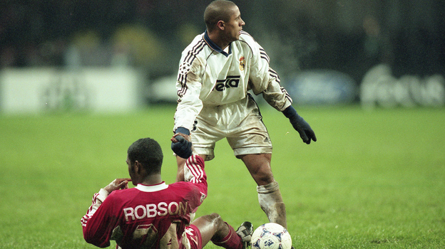 Футболист «Реала» Роберто Карлос и футболист «Спартака» Луис Робсон.