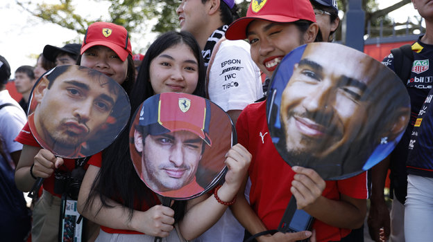 Поклонники «Формулы-1» и их кумиры.