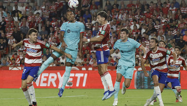 Гол Серхи Роберто принес «Барселоне» ничью в матче с «Гранадой»