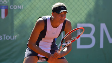 16-летняя Корнеева обыграла Савиных и одержала первую победу на турнире WTA