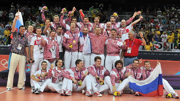 Роман Станиславов (слева) с игроками сборной России после победы на Олимпийских играх в Лондоне в 2012 году