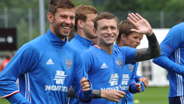 Дюков считает, что Мамаеву и Смолову было бы полезнее открыть футбольную академию в России