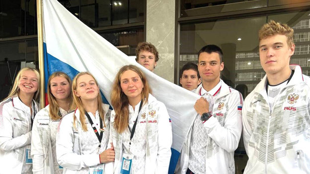 Российские пловцы с национальным флагом на Играх БРИКС