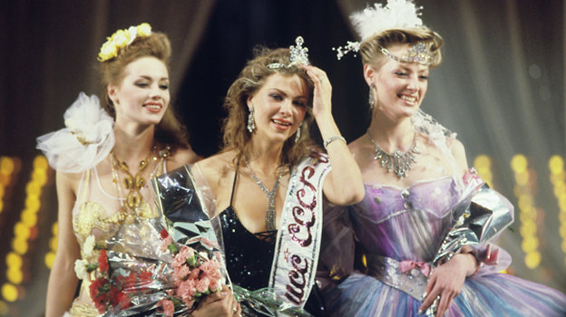 Победительницы первого Всесоюзного конкурса красоты «Мисс СССР — 89»: 1 место — Юлия Суханова (в центре), 2 место — Анна Горбунова (справа), 3 место — Екатерина Мещерякова (слева).