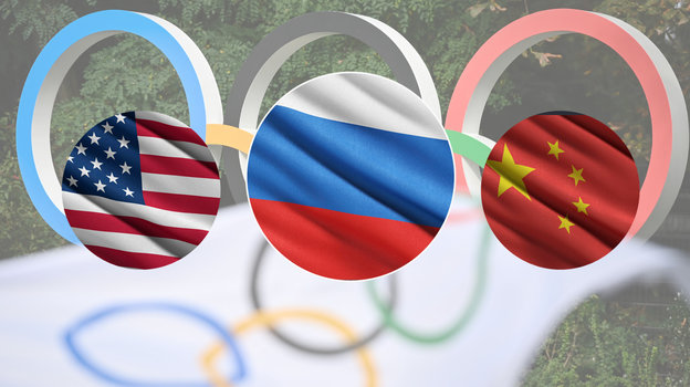Флаги США, России и Китая на фоне олимпийских колец