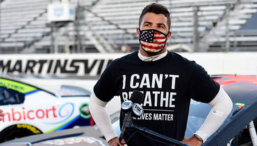 Гонщик NASCAR Бубба Уоллес во время акции Black Lives Matter.