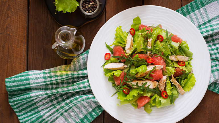 Витаминный салат с овощами и свежим зеленым