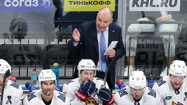 Тренер Андрей Разин с хоккеистами «Металлурга».