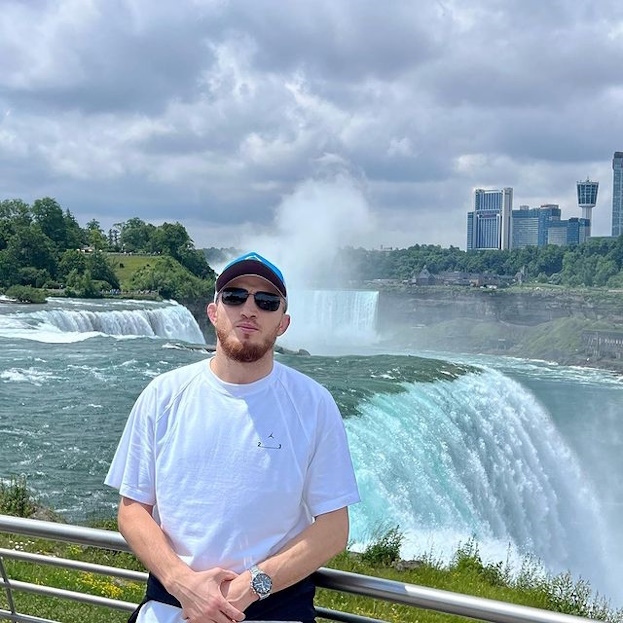 Магомед Магомедкеримов на Ниагарском водопаде.