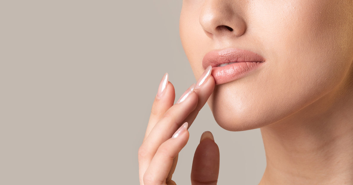Какого витамина не хватает при белых пятнах на губах?