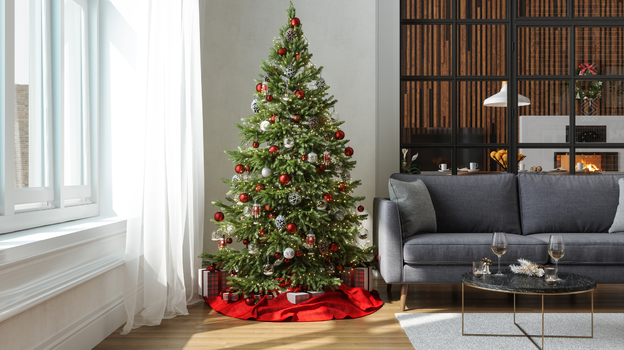 Современный интерьер гостиной с рождественской елкой