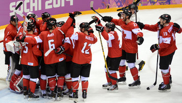Хоккеисты сборной Канады празднут победу на Олимпиаде в Сочи