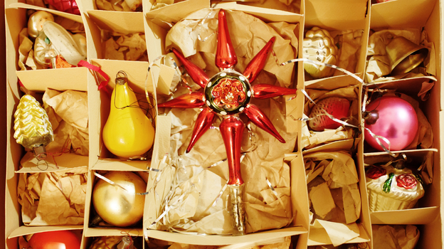 Открытая картонная коробка с винтажными рождественскими украшениями