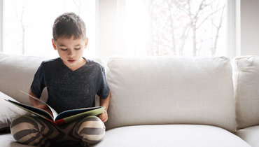 5 книг, которые можно прочитать в новогодние праздники с детьми