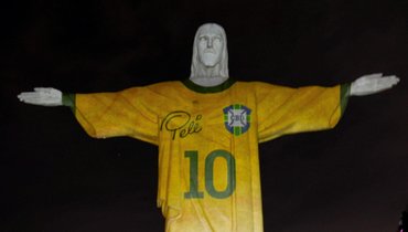 В память о Пеле в Бразилии подсветили статую Христа