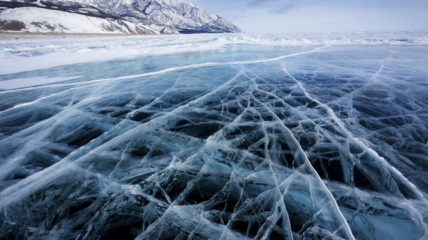 Поверхность льда Байкала