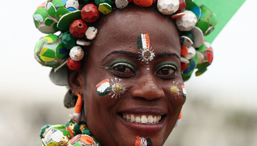 Кувшины на голове и мячи на груди: яркие болельщики Кубка Африки