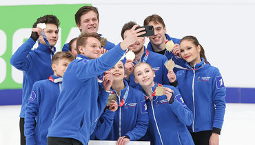 Дмитрий Козловский делает победное селфи со своей командой.