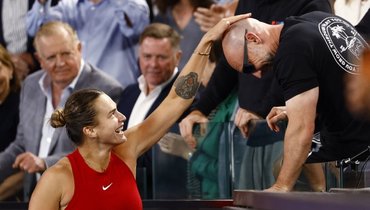 Тренер Соболенко в финале Australian Open-2024 сидел с автографом Арины на лысине