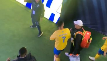 Роналду забросали шарфами «Аль-Хиляля» после матча. Португалец отреагировал непристойным жестом