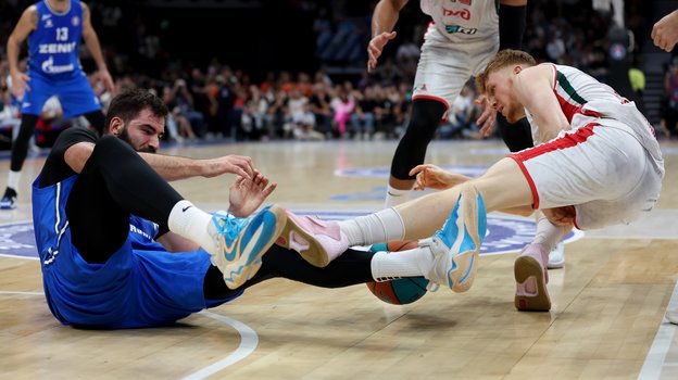 Боян Дублевич (в синей форме).