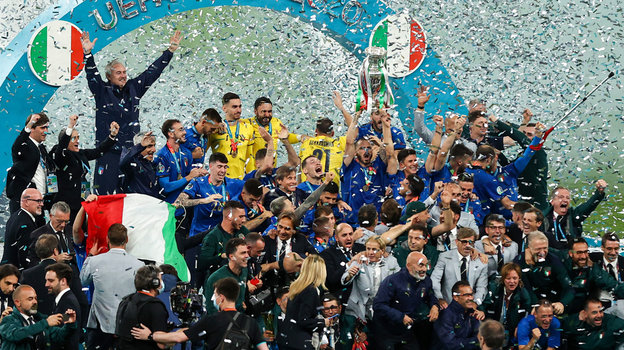 Футболисты сборной Италии празднуют победу на Евро-2020