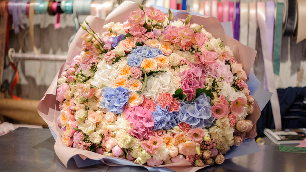 Робот-пылесос, букет цветов или путевка в рай: что подарить маме на 8 марта