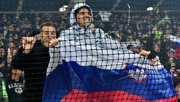 Болельщики сборной Словении по футболу с флагом.