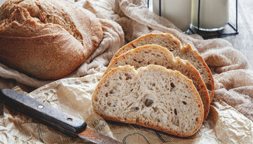 Домашний хлеб в разрезе на столе